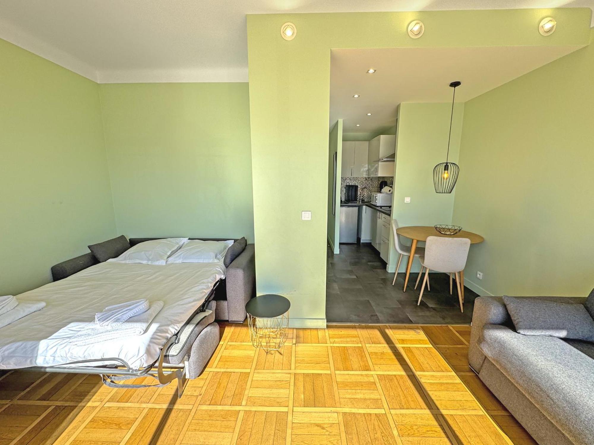 Promenade Holiday - Suffren Beach Ница Екстериор снимка